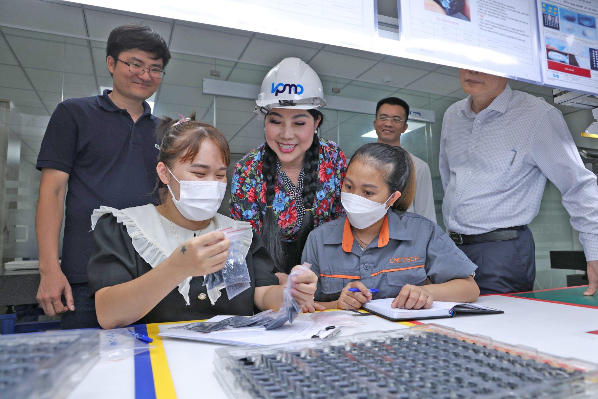 Nhân viên CNCTech làm việc hăng say