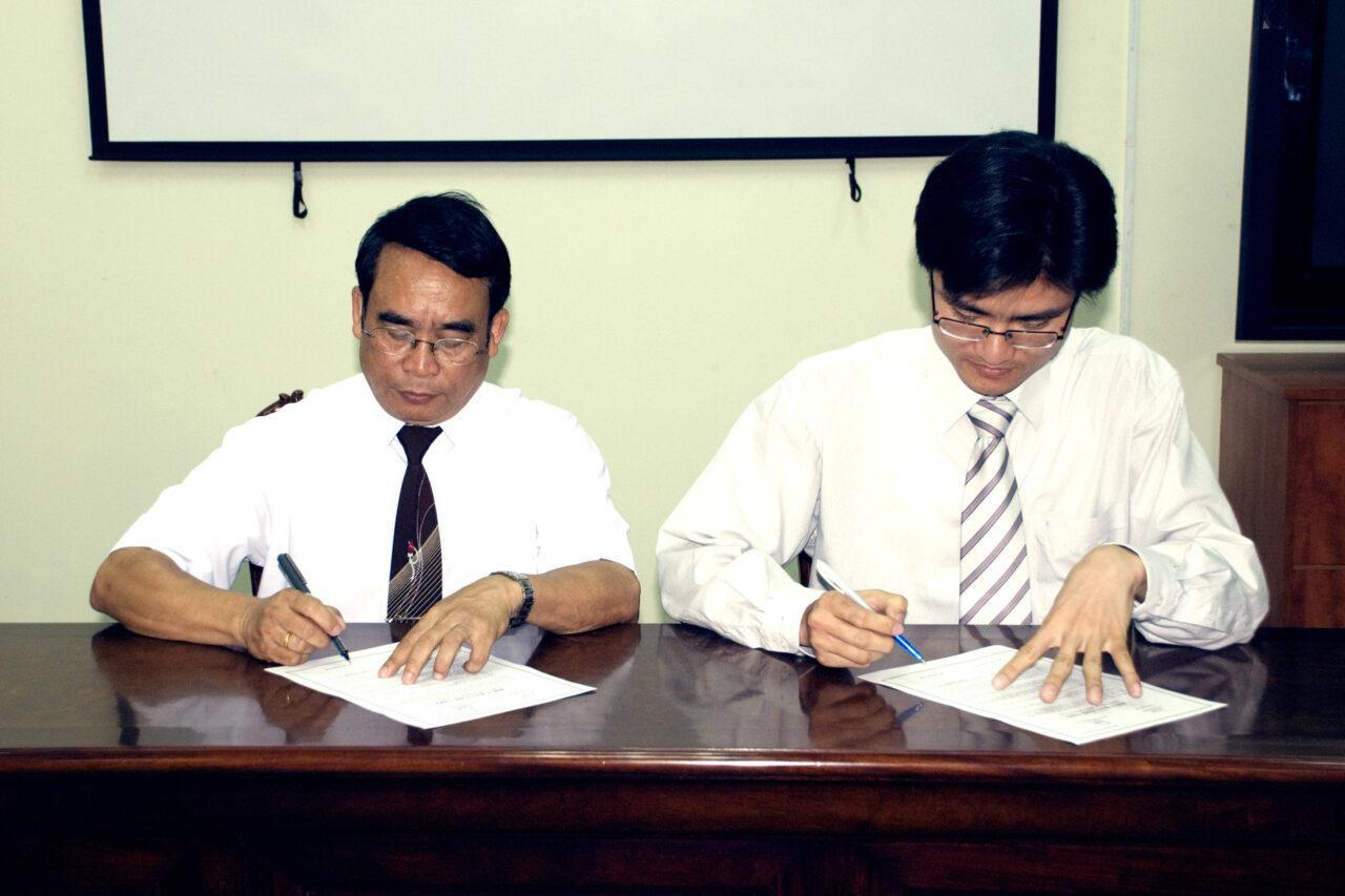 2009.Ky-ket-hop-tac-voi-hieu-truong-dau-tien-truong-Dong-An 2009.Ky-ket-hop-tac-voi-hieu-truong-dau-tien-truong-Dong-An