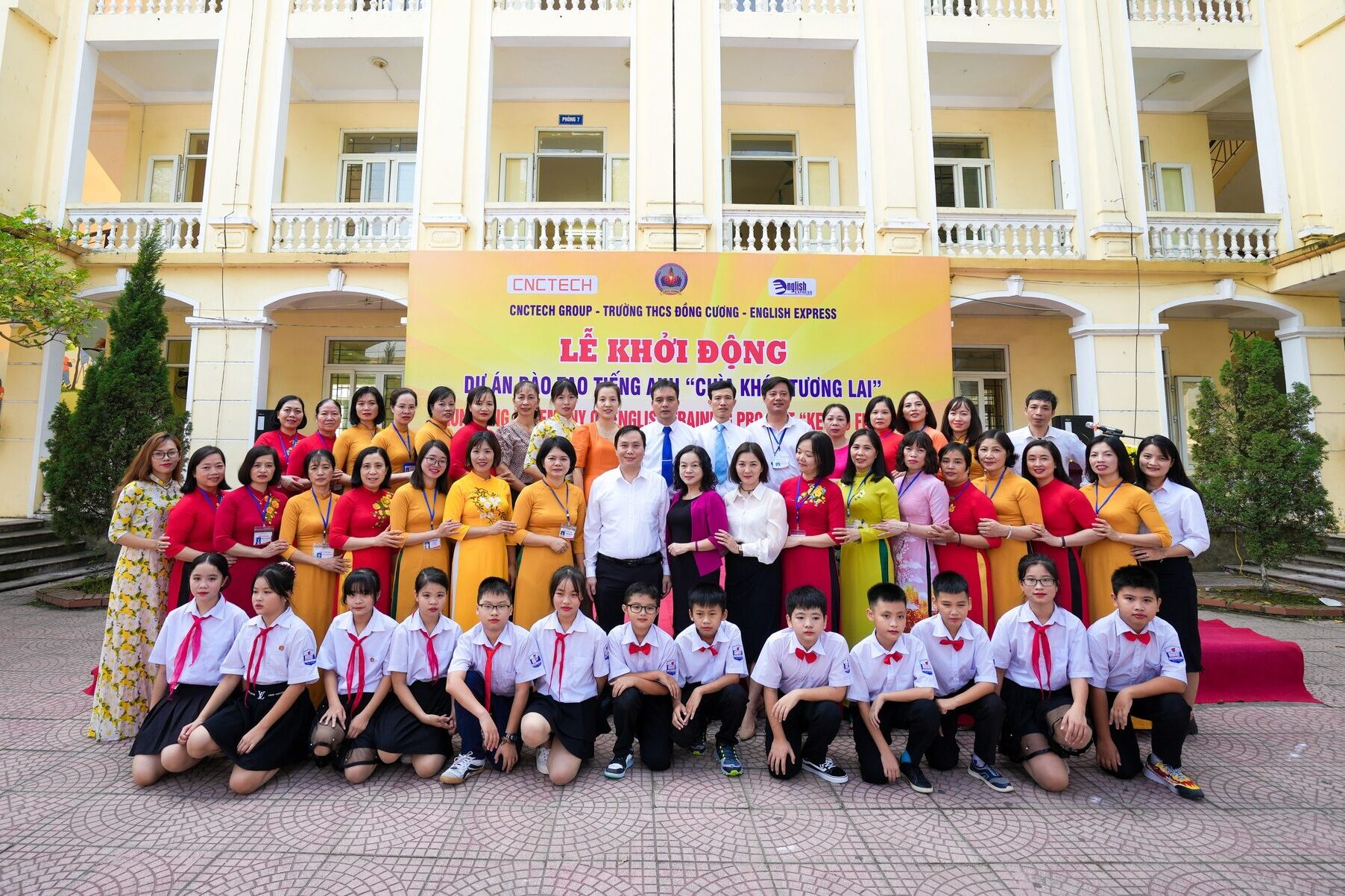Ban lãnh đạo CNCTech cùng các thầy cô giáo Ban lãnh đạo CNCTech cùng các thầy cô giáo