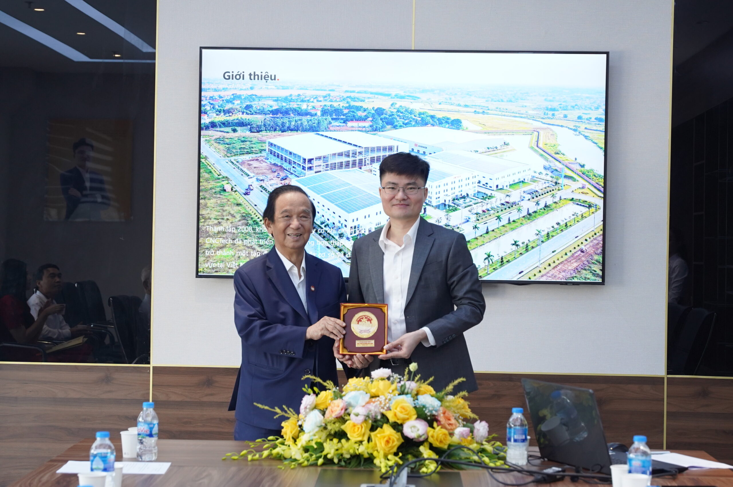 GS.TS. Nguyễn Lân Dũng và Chủ tịch CNCTech https://demo.cnctech.vn/wp-content/uploads/2022/11/CAT01053-scaled.jpg