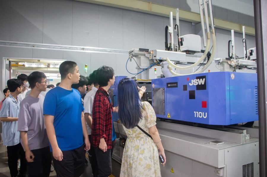 https://demo.cnctech.vn/wp-content/uploads/2023/06/42-hoc-sinh-KHTN-tham-quan-1-e1687485308577.jpg