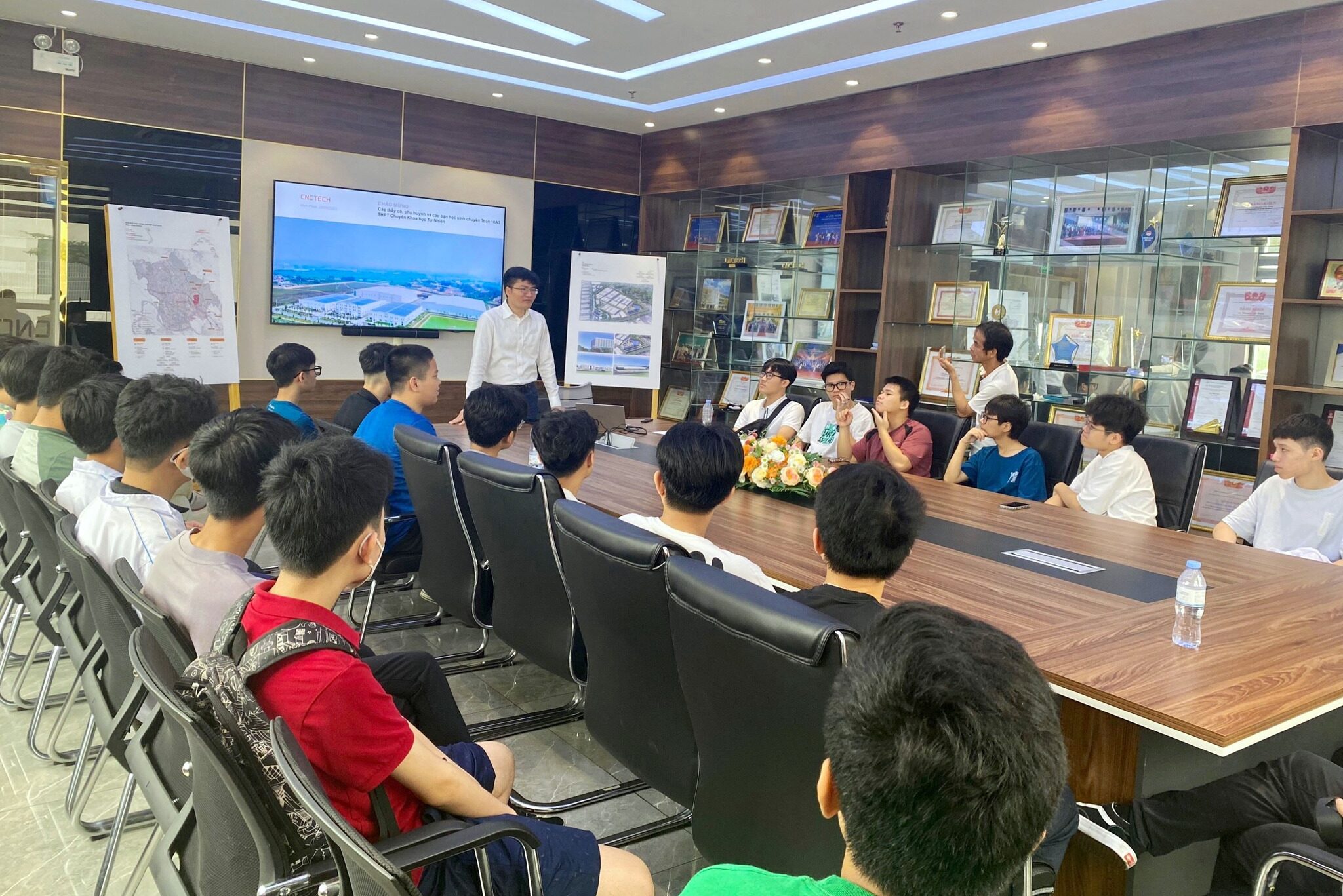 https://demo.cnctech.vn/wp-content/uploads/2023/06/42-hoc-sinh-KHTN-tham-quan-4-e1687485351312.jpg