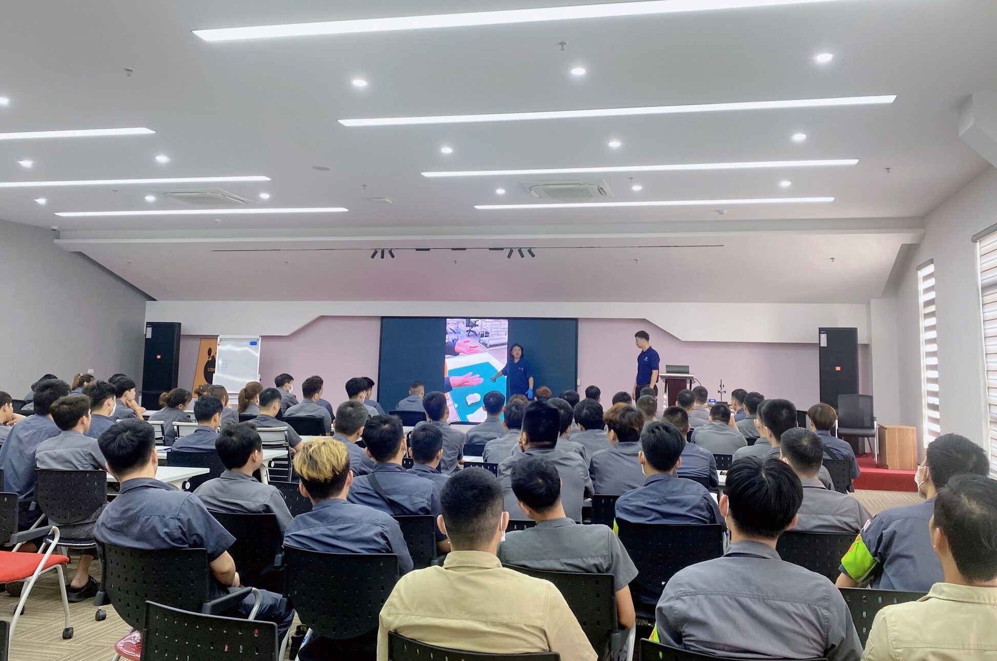 https://demo.cnctech.vn/wp-content/uploads/2023/06/Chuyen-gia-Nhat-dao-tao-do-kiem-1-e1687232458397.jpg