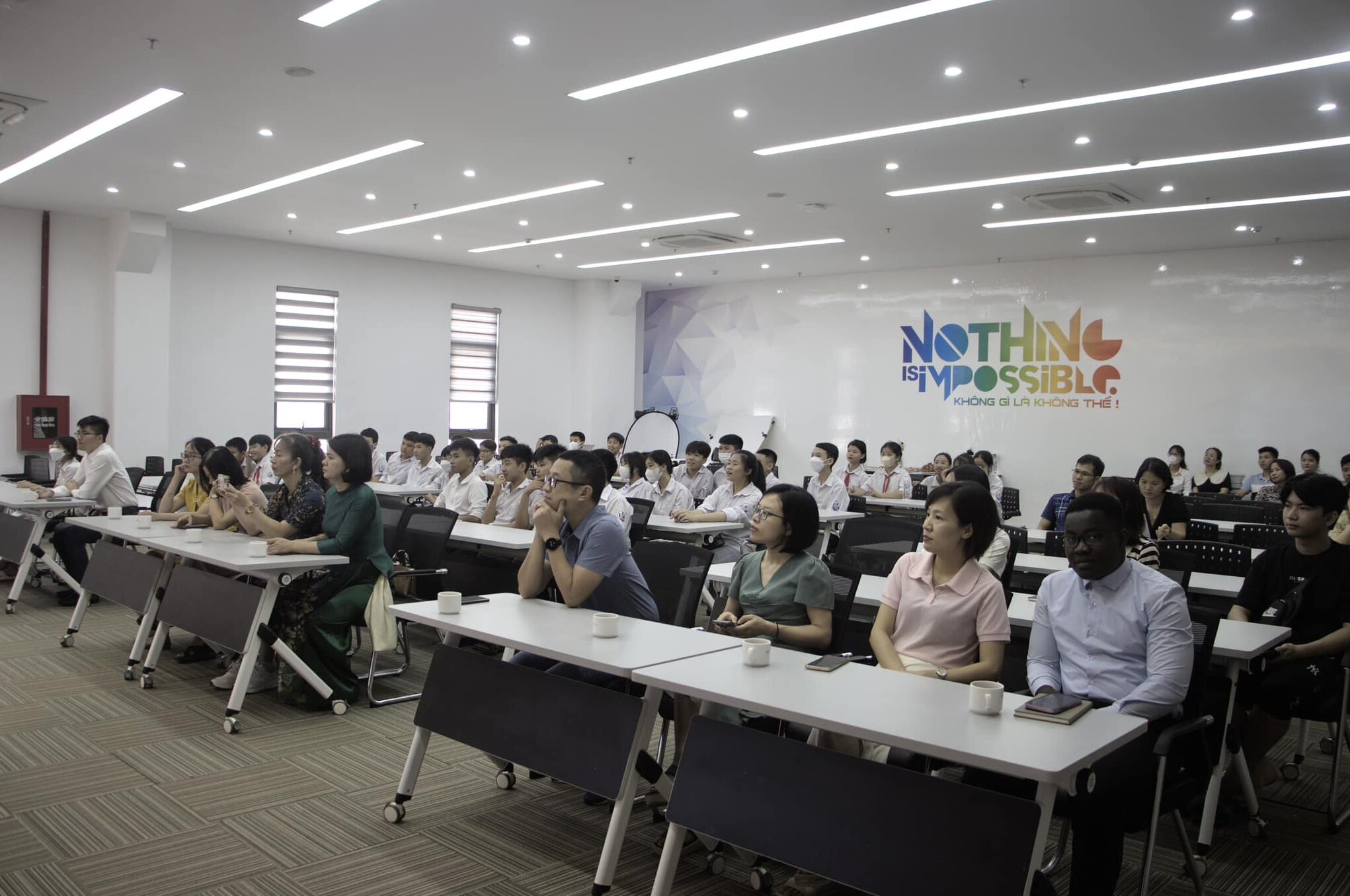 https://demo.cnctech.vn/wp-content/uploads/2023/06/Le-ra-mat-CLB-Tieng-Anh-4-e1687398185197.jpg
