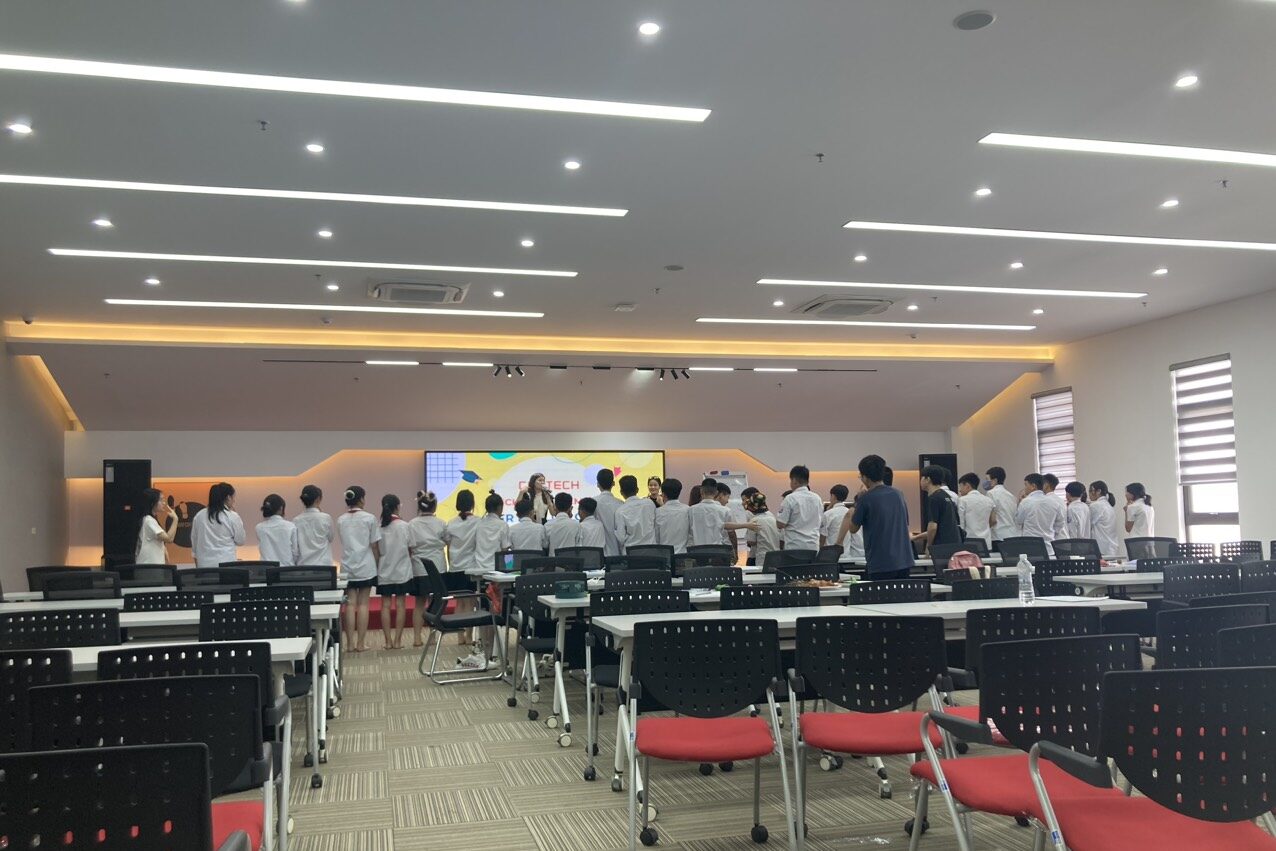 https://demo.cnctech.vn/wp-content/uploads/2023/06/Le-ra-mat-CLB-Tieng-Anh-6-e1687398827420.jpg
